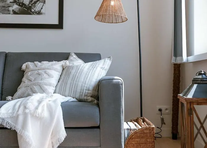 Huswell - Perfectly Located Luxurious In Apartment *