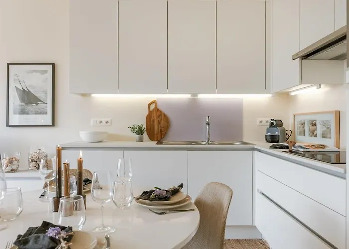 Huswell - Perfectly Located Luxurious In Apartment