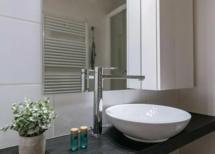 Huswell - Perfectly Located Luxurious In Apartment