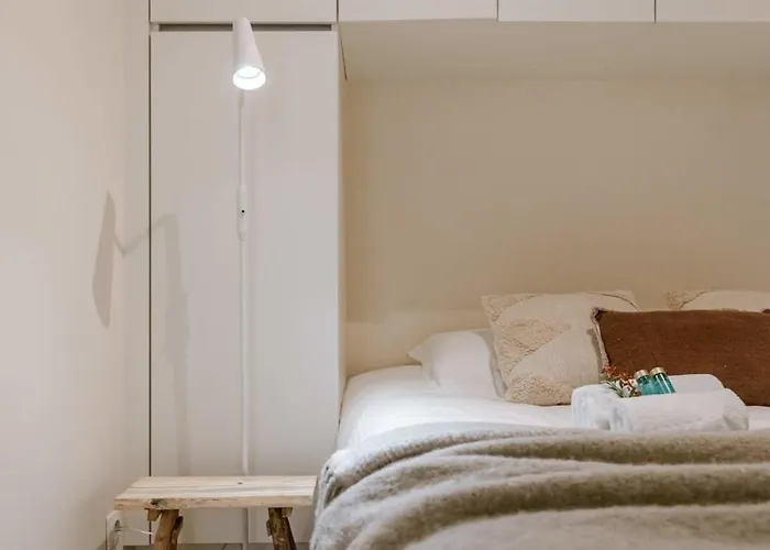 Huswell - Perfectly Located Luxurious In Apartment *